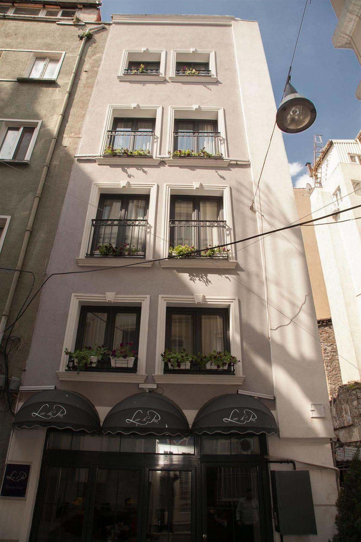 Lucis Pera Hotel 3*